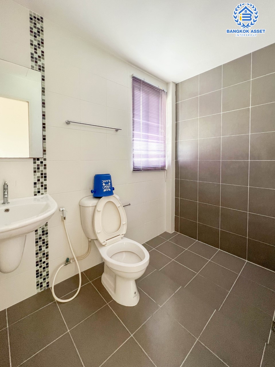 *****บ้านเดี่ยวมือสอง ม.คาซ่าพรีเมี่ยม ราชพฤกษ์-พระราม5 บ้านเดี่ยวหลังใหญ่ 3 ชั้น แบรนด์ Q.House เนื้อที่ 50.4 ตร.ว. ดีไซน์ตอบทุกไลฟ์สไตล์ ฟังก์ชัน 3 ห้องนอน 5 ห้องน้ำ จอดรถได้ 4 คัน บนทำเลติดถนนใหญ่ เชื่อมต่อทุกเส้นทาง ใกล้รถไฟฟ้าสายสีม่วง "สถานีบางพลู" และทวงด่วน "ศรีรัช"